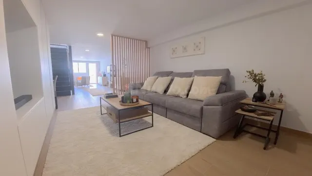 Adosado reformado de tres habitaciónes más apartamento con parking y piscina comunitaria. — 5