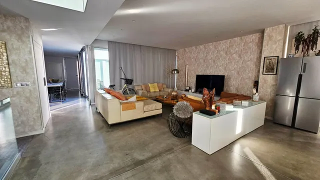 EXCLUSIVA PROPIEDAD CON PISCINA, ASCENSOR Y GRAN GARAJE EN C - foto 3