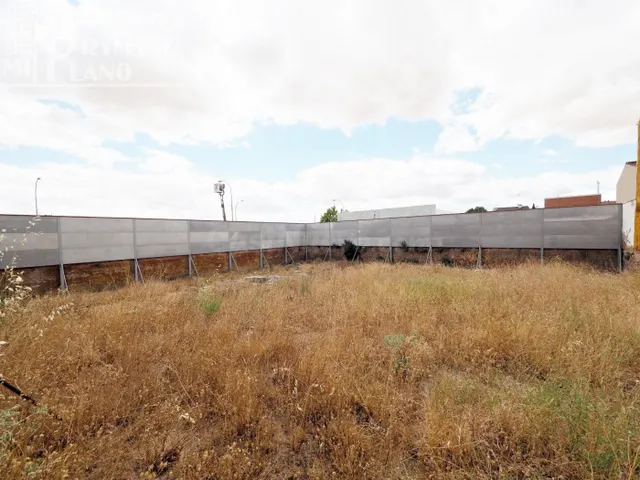 Solar en avenida Juan Carlos I esquina, 1000 m2 y 66 m facha