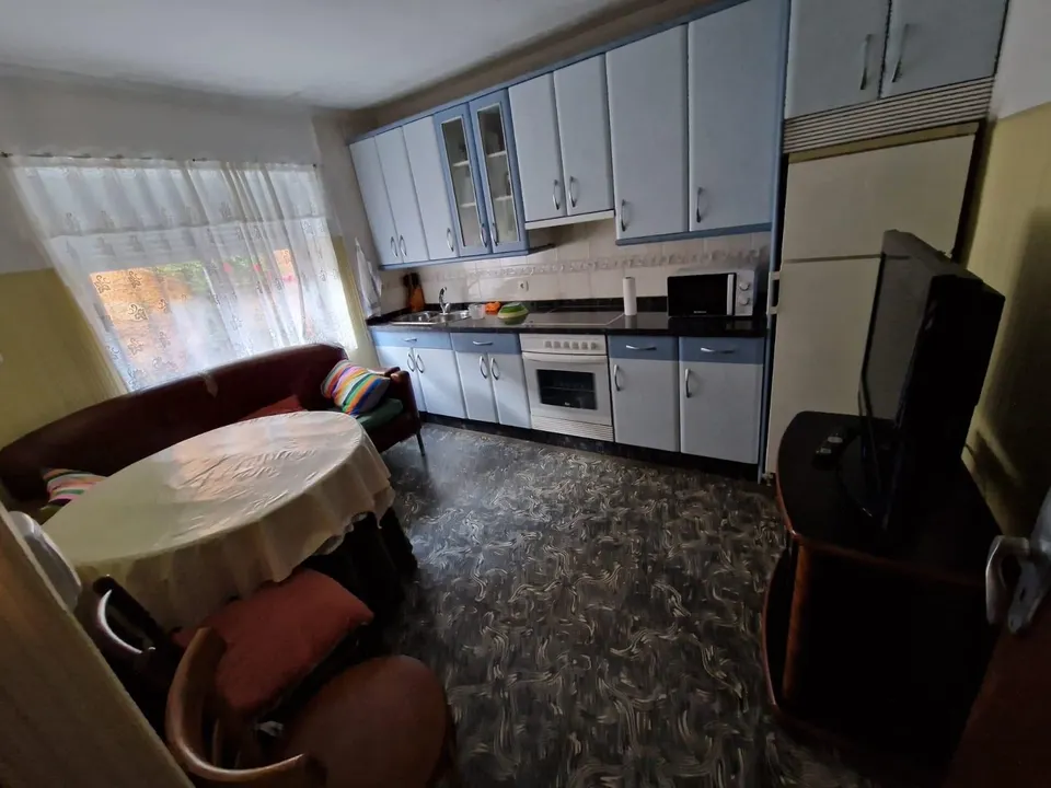 SE VENDE CASA EN VILLACALBIEL, 2 PLANTAS, PATIO 60 M2, CALEFACCIÓN, NECESITA REFORMAS