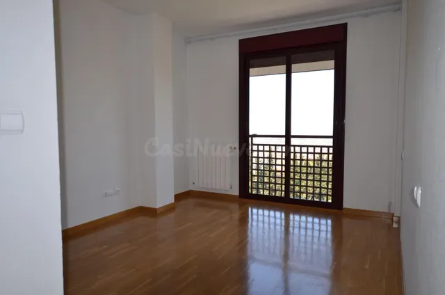 SE ALQUILA PISO PARA FAMILIAS, ZONA DE BOLA DE ORO - foto 2
