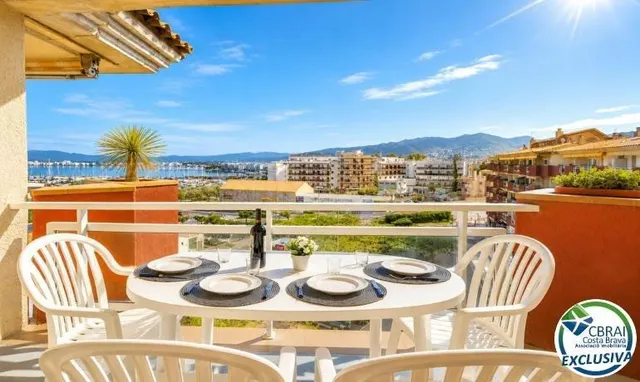 Ático con vistas al mar y terraza a 200 m de la playa en Ros