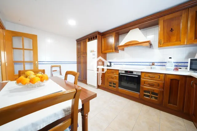 Chalet adosado con buhardilla en ciudad jardín de Alicante: garaje para 4 vehículos, terraza de 30m2 y piscina — 21
