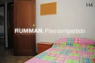 EST / Piso de SEIS dormitorios en Avenida de la Constitución - foto 2
