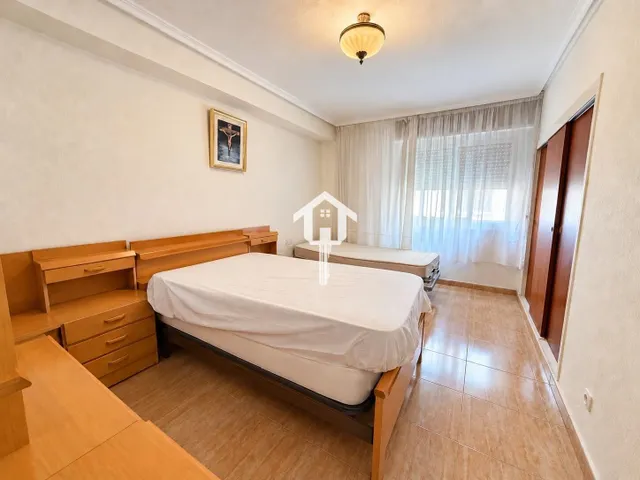 PISO EN VENTA EN ALICANTE. ZONA DE LA FLORIDA. 134m2 CON 4 habitaciones DOBLES, 2 BAÑOS COMPLETOS, TERCERA PLANTA CON ASCNESOR, TERRAZA Y DESPENSA. — 44