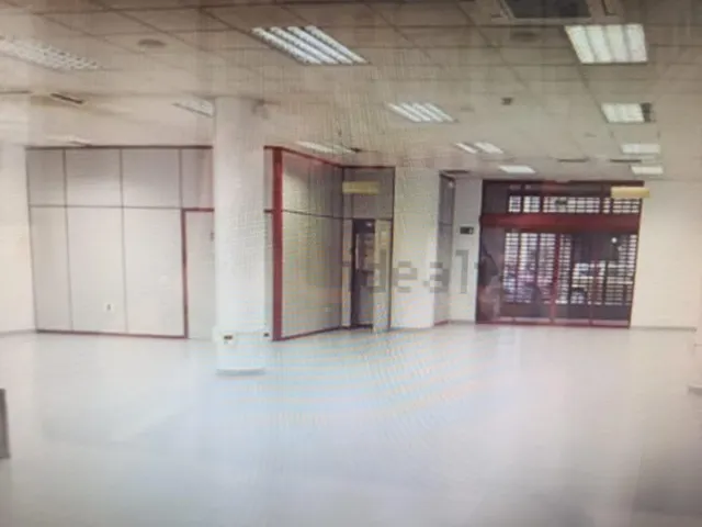 Local comercial a dos calles de entidad bancaria — 6