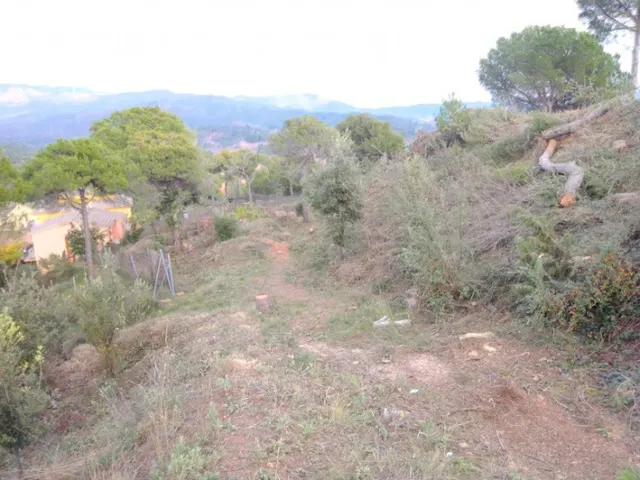 TERRENY A FINAL DE CARRER AMB VISTES A LA MUNTANYA — 2