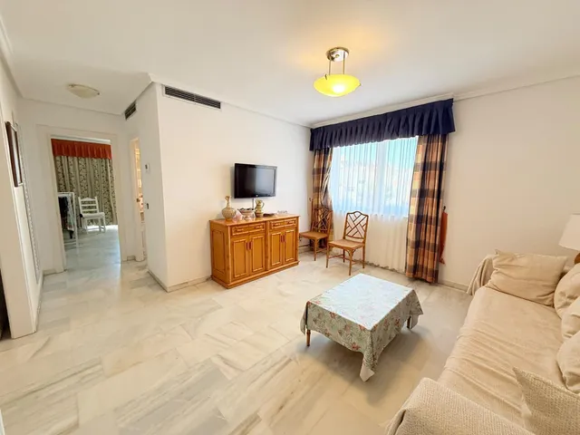 Apartamento con una gran terraza esquinera en  la urbanización Arpón II, en el kilómetro 4 de La Manga del Mar Menor. — 14