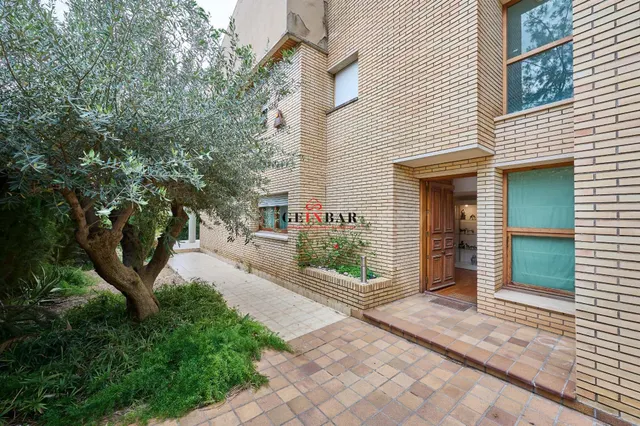 ESPETACULAR CASA EN ZONA EXCLUSIVA Y TRANQUILA CON JARDÍN - foto 4