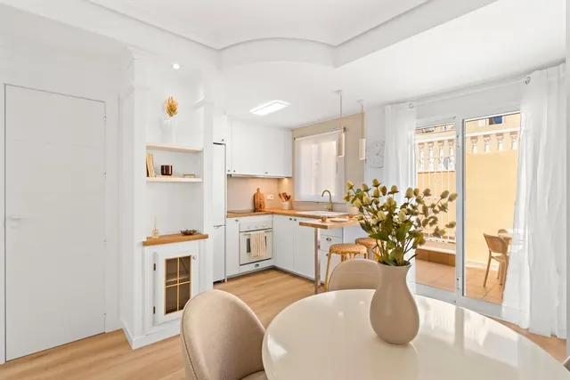 Encantadora vivienda reformada con terrazas, patio privado y piscina comunitaria — 47