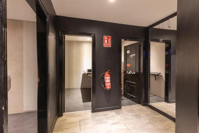 Local comercial 300m² en venta - Correos — 19