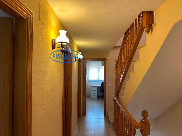 Bungalow de 260 m2 con jardín, buhardilla y garaje en urbanización con piscina en Ciudad Jardín, Alicante — 14