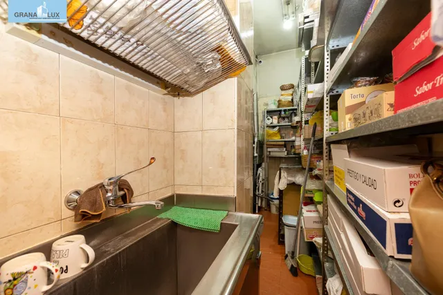 Oportunidad de negocio por jubilación. Se vende local con negocio instalado y funcionado. Ancha de Gracia. — 15
