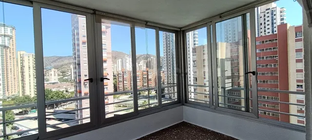 OPORTUNIDAD EN BENIDORM! PISO DENTRO DE URBANIZACIÓN Y CON E - foto 5