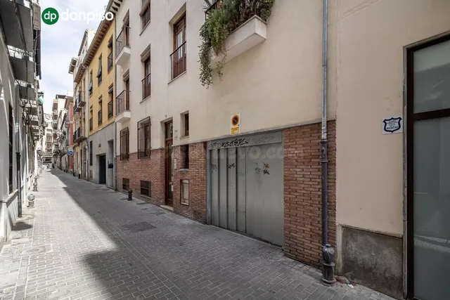Plaza de garaje en el centro — 2