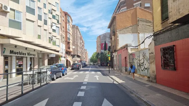 LOCAL COMERCIAL de 130 m2 a pie de calle. — 12