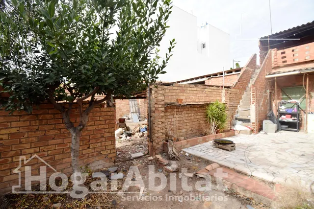 ¡OPORTUNIDAD ÚNICA! AMPLIA CASA PARA REFORMAR CON PATIO Y TRASTERO — 16