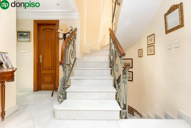 CHALET ADOSADO EN URBANIZACIÓN ADORATRICES — 24