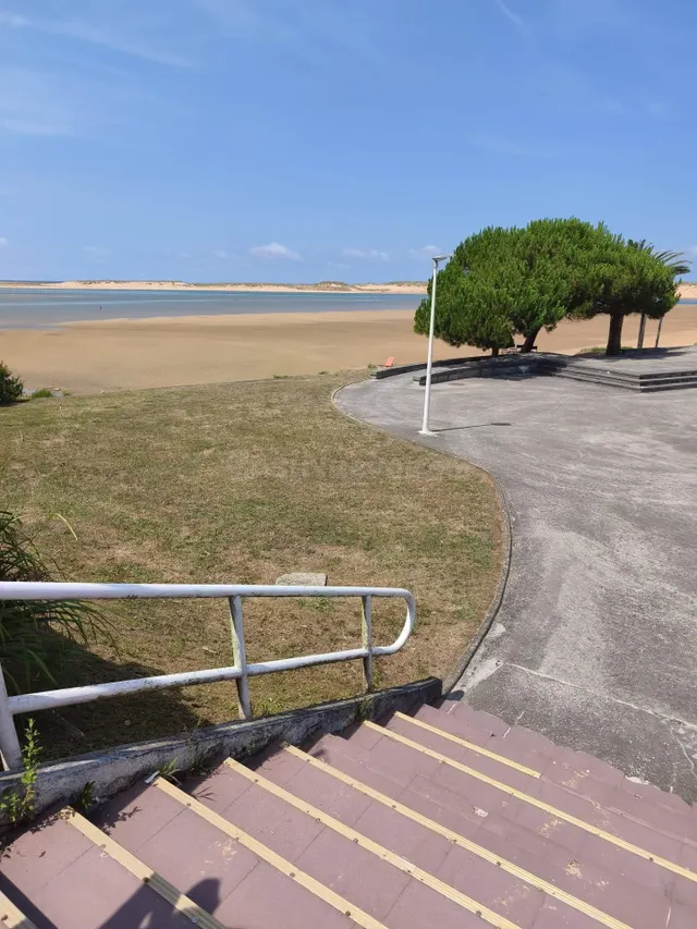 Oportunidad Única: Casa con Hostal y Restaurante en Playa Mo - foto 4