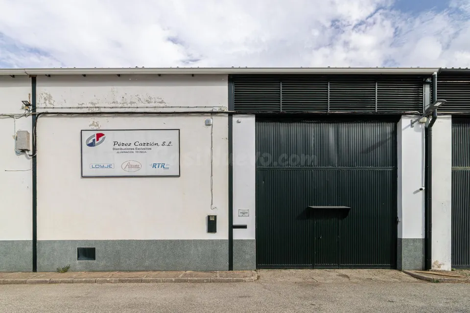 Nave en urbanizacion cerrada perfecta para almacen y venta