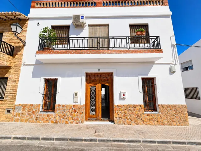 CASA DE PUEBLO CON ENCANTO, REFORMADA Y CON POSIBILIDAD DE C