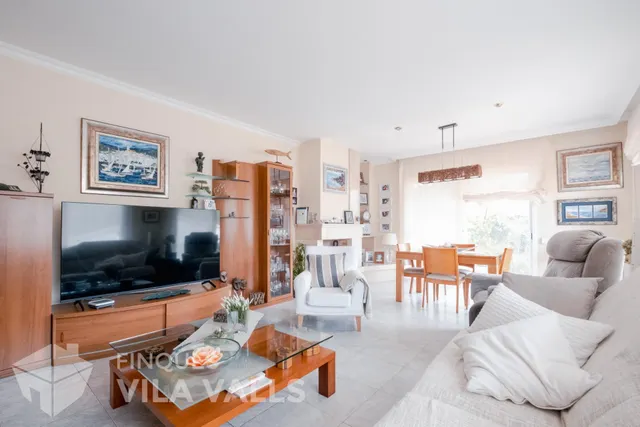 Casa con terraza, jardín y amplios espacios — 17