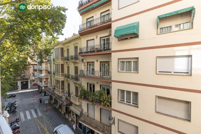 Piso en esquina con terraza y vistas a Plaza Mariana Pineda, Granada — 14
