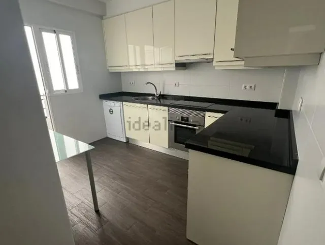 Alquiler de excelente vivienda zona centro de Alicante de 4 dormitorios — 12