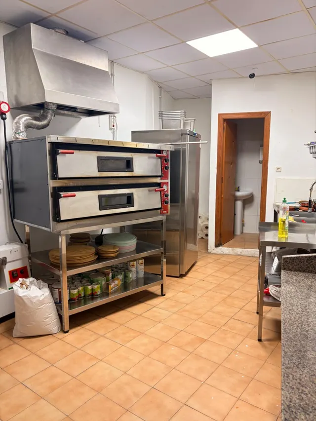 TRASPASO DE PIZZERÍA EN TORREVIEJA · LOCAL REFORMADO CON TERRAZA Y AMPLIA COCINA EQUIPADA — 13