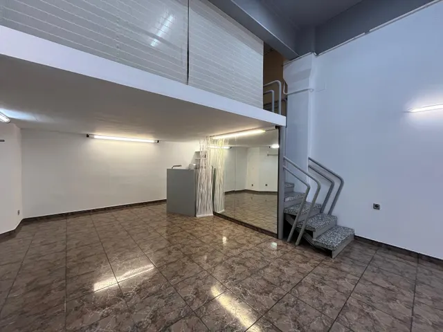 LOCAL COMERCIAL CON ALTILLO SITUADO EN ZONA  DR. PUJADES — 5