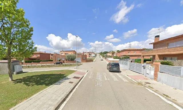 SE VENDE casa independiente OKUPADA en Calle Collsabadell 10 - foto 3