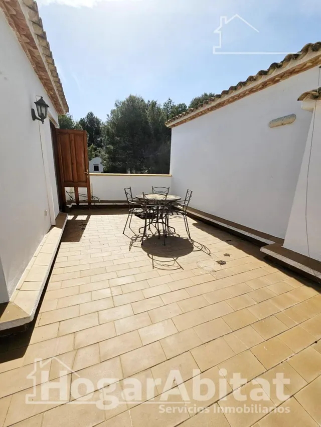 Gran solárium privado y vistas a las piscinas en esta luminosa casa — 2