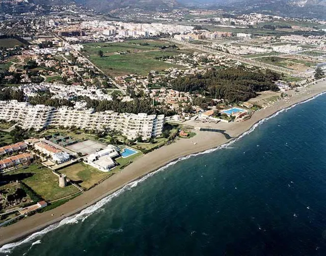 Parcela urbanizable frente a playa Marbella con alto potenci - foto 3