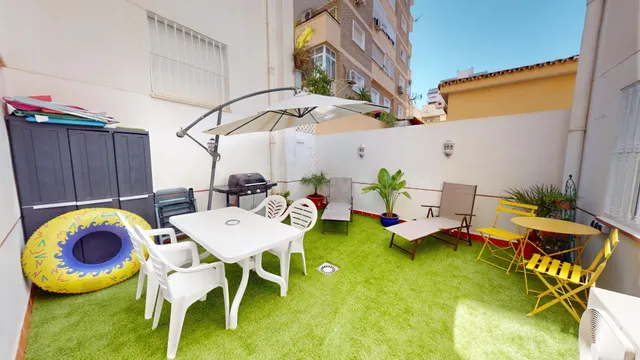 Piso de dos dormitorios con terraza y piscina en Los Boliche