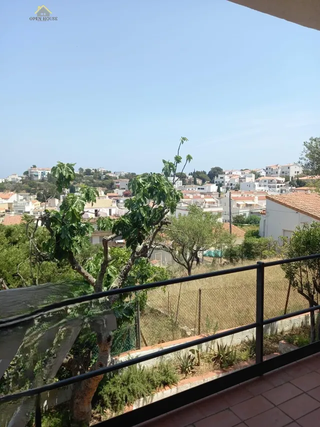Casa con jardín y vistas en venta en el puerto de Llançà. — 4