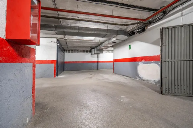 Plaza de garaje cerrado con estanterías en parque Genil cerca de Hospital La Inmaculada — 18