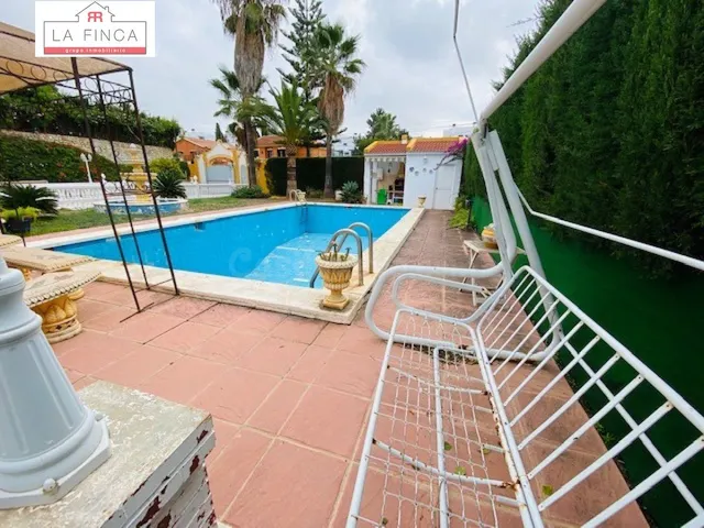 Gran Casa Independiente con piscina y zonas ajardinadas. - foto 4
