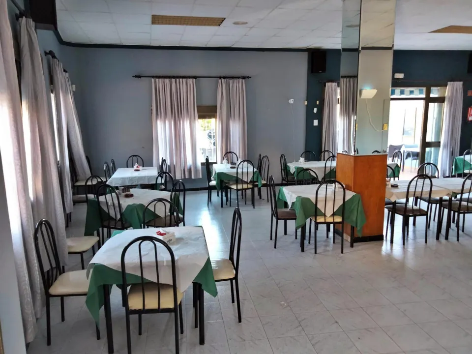 Edificio con restaurante en Tormos
