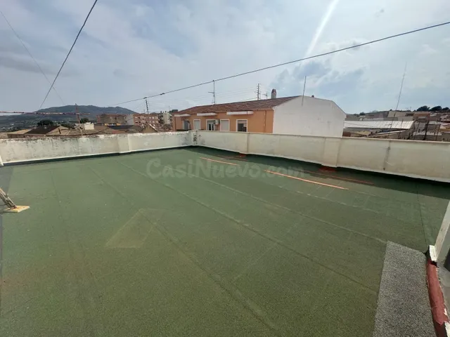 Edificio de dos apartamentos con terraza y garaje