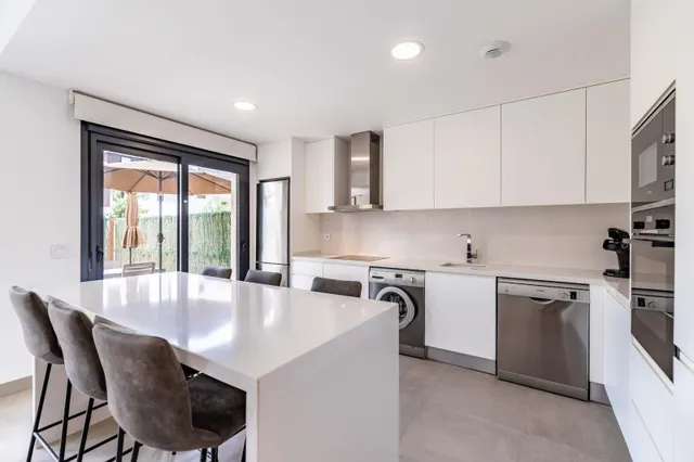 se vende una villa de 3 dormitorios y 3 baños en distancia de 250 metros hasta la playa Huguiericas en la Torre de la Horadada — 8