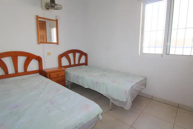 Chalet independiente con piscina privada, jardín y garaje en El Chaparral, Torrevieja — 12