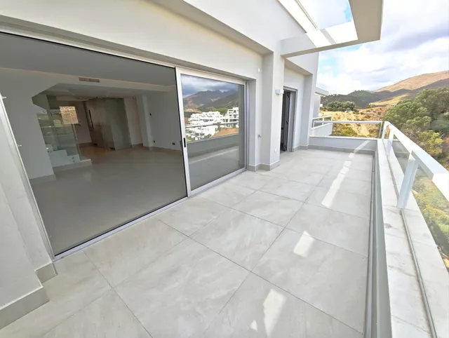 Exclusivo Ático Dúplex en Primera Línea de Golf | 215,51 m2 de Lujo, Vistas Abiertas y Solárium Privado — 13