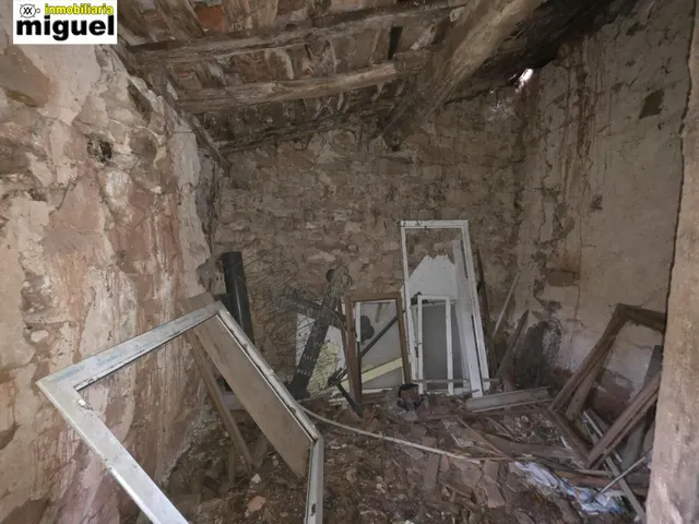 Se vende casa de piedra para rehabilitar con jardín en Cades (Herrerías) — 21