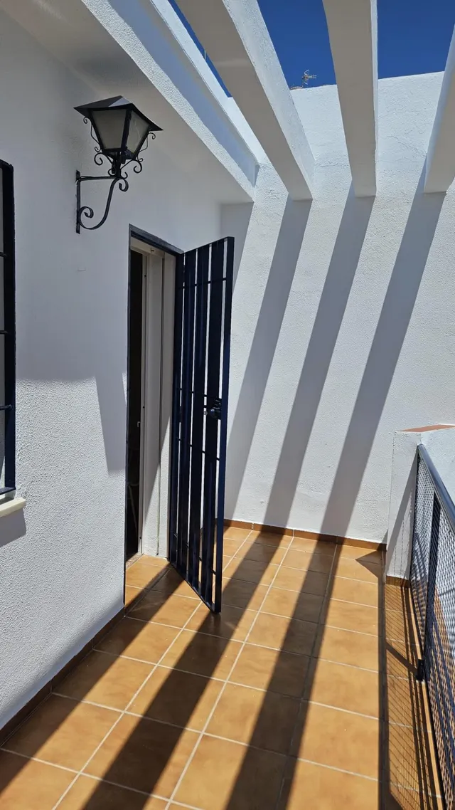 Casa adosada de 4 dormitorios con gran porche, patio y terraza en el centro de Chipiona — 22