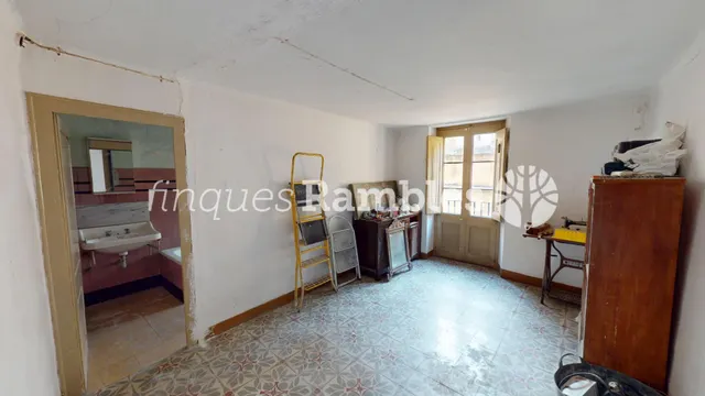 Casa de poble al centre de La Pobla de Claramunt amb molt potencial — 22