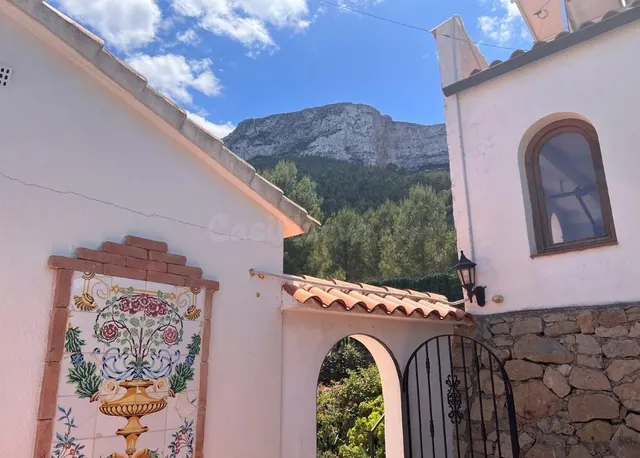 Villa con ubicación privilegiada y enorme potencial — 4