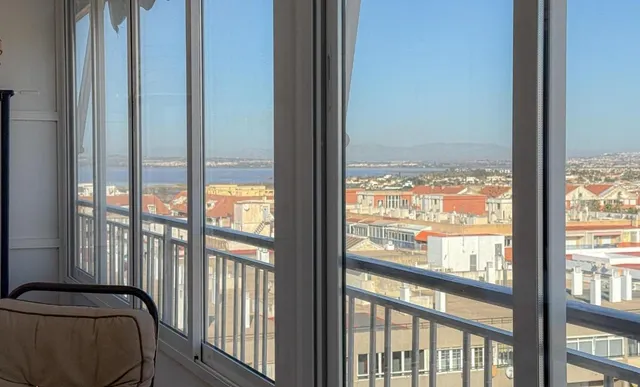 Ático reformado con vistas al mar, enorme terraza y piscina a 50 m de la playa en Torrevieja — 12