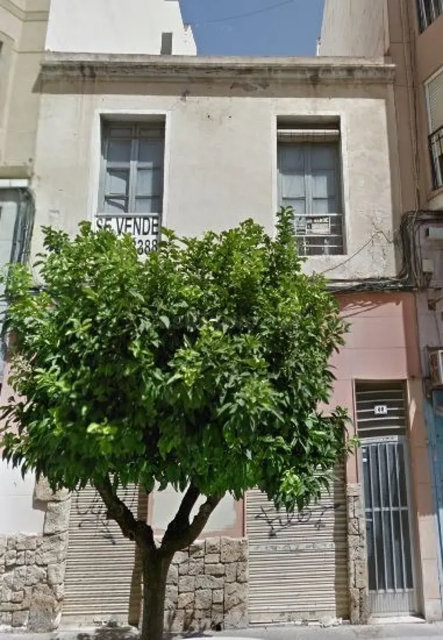 SE VENDE EDIFICIO PARA REFORMAR O SOLAR EN ZONA PISOS AZULES