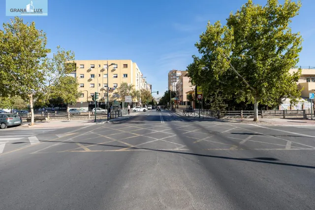 Local comercial en el Campus de la Salud ideal para inversión. — 16