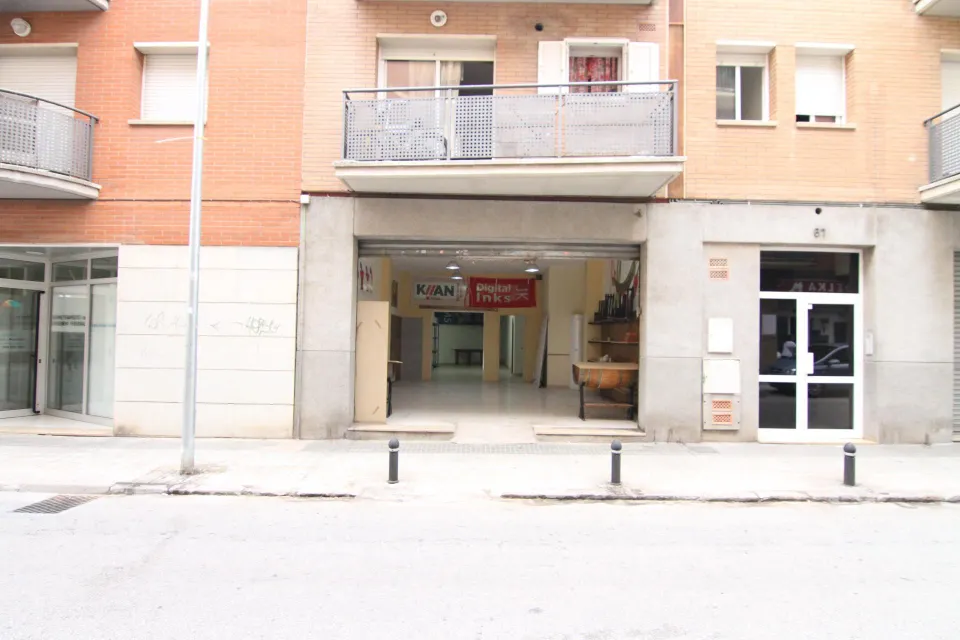 Local de 81 m2 a pie de calle con puerta automática